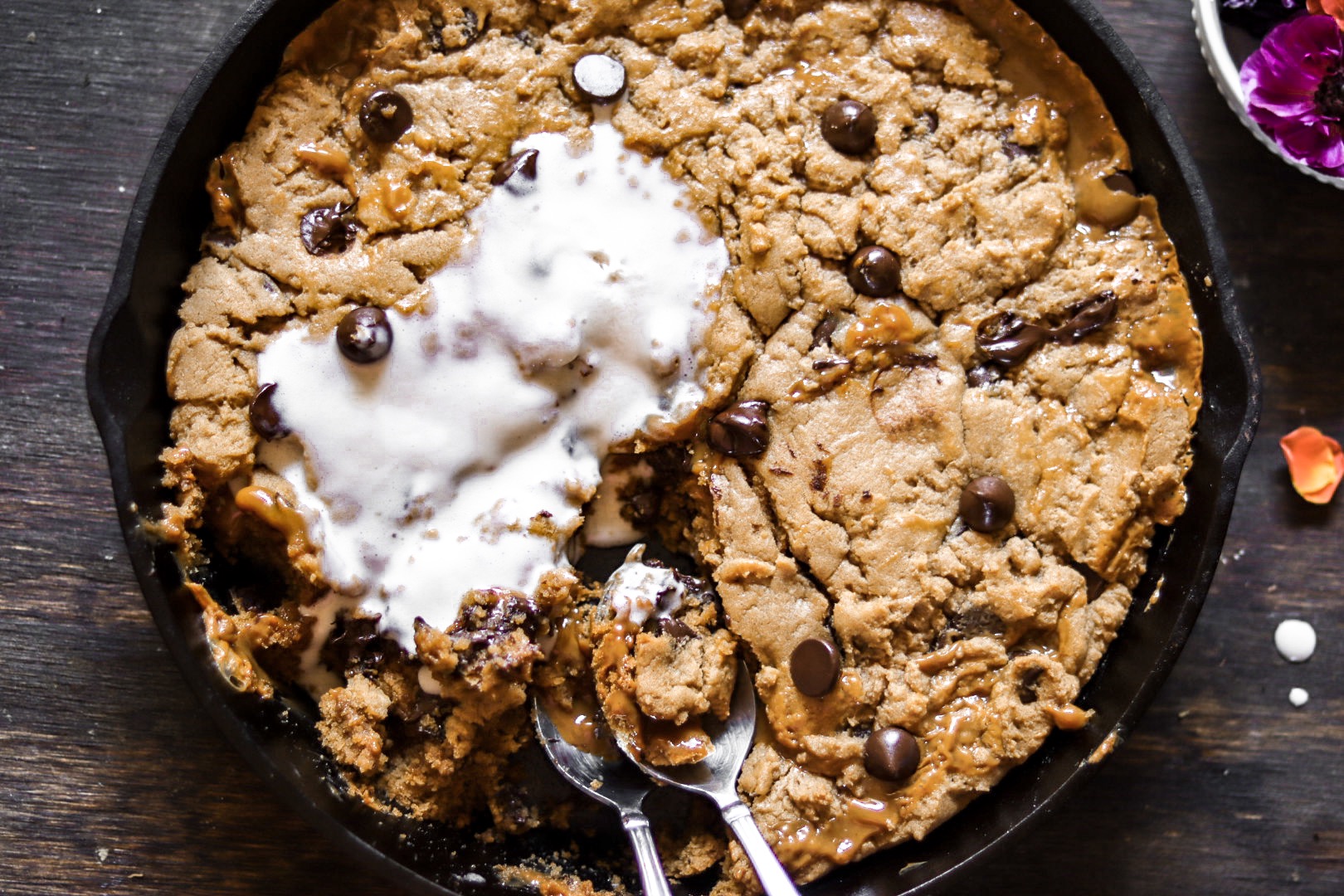 Eggless Chocolate Chip Skillet Cookie (Egg-Free Pizookie) - Mommy's Home  Cooking